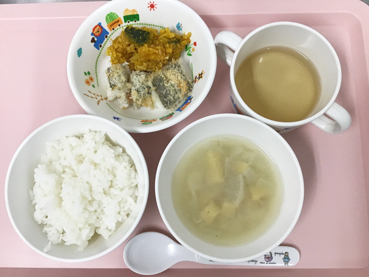 ごはん、魚のパン粉焼き、かぼちゃのそぼろ煮、大根とあげのみそ汁