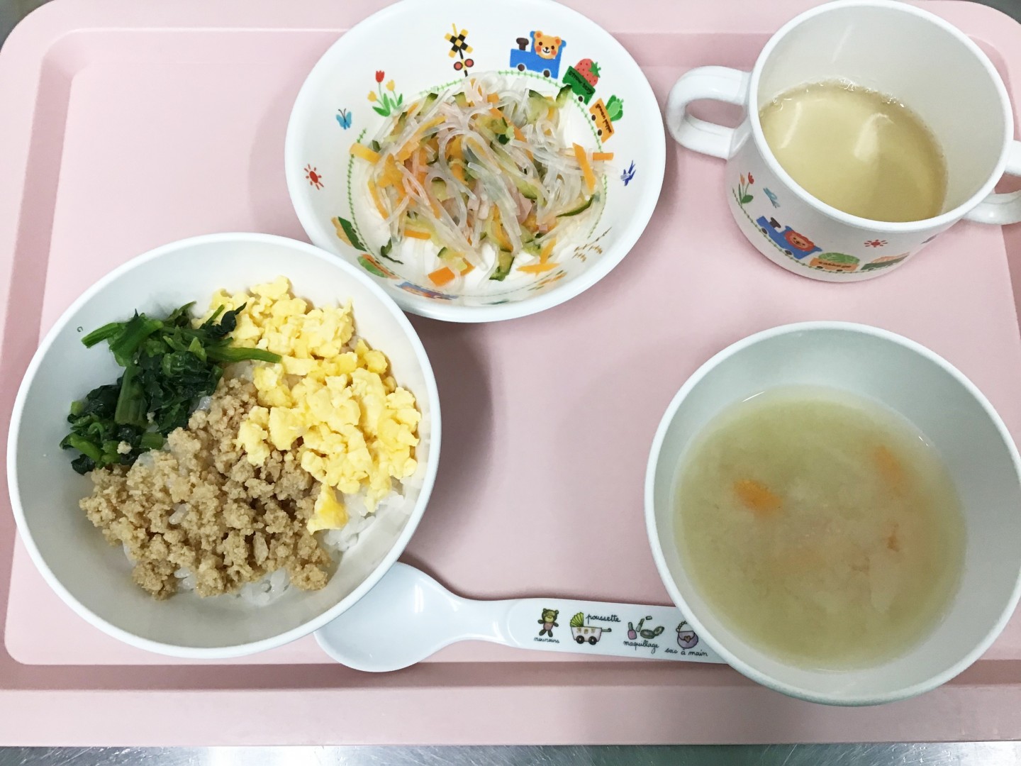 三色丼、はるさめの酢の物、たまねぎのみそ汁