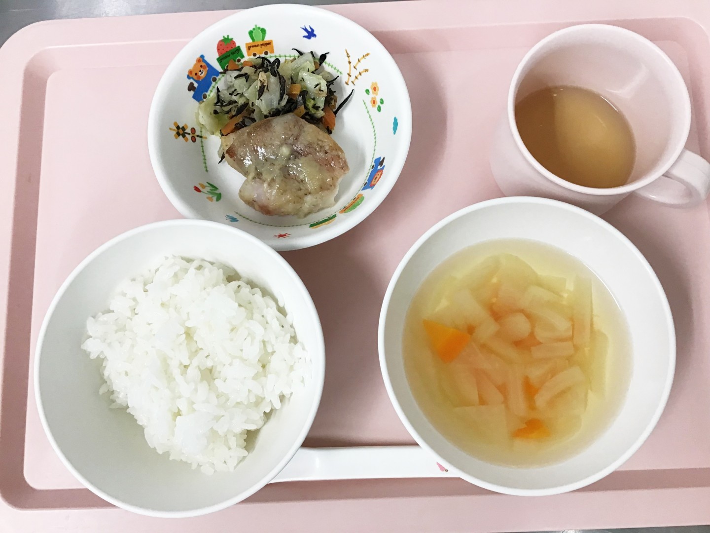 ごはん、魚の西京焼き、ひじきとツナの炒め物、大根のすまし汁