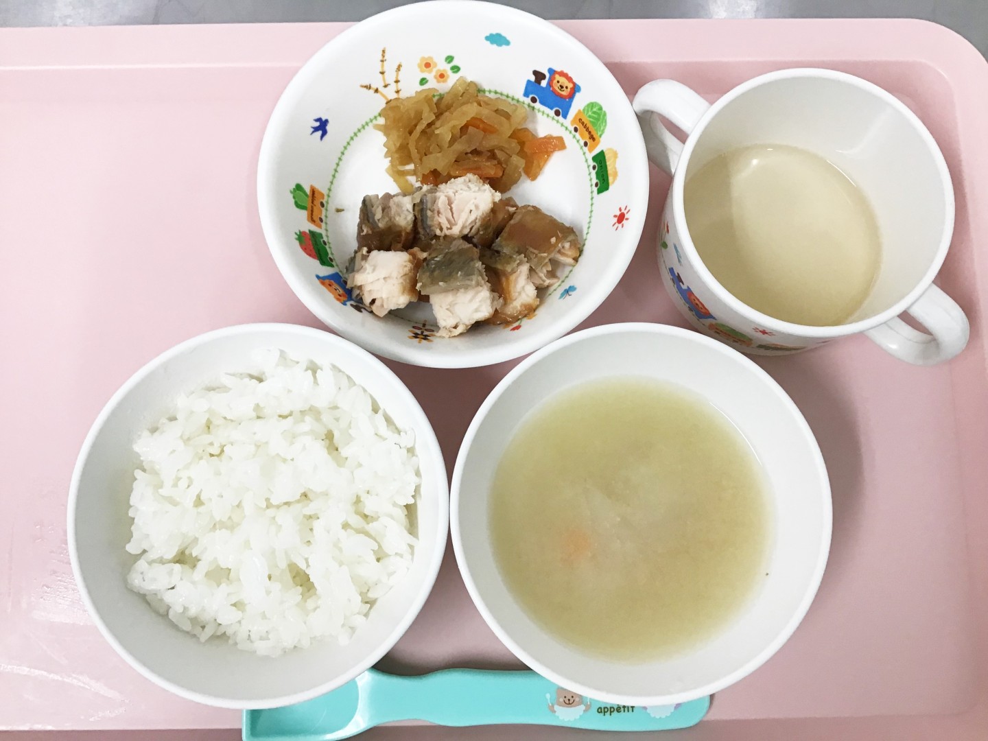 ごはん、魚のバターしょうゆ焼き、きんぴら大根、えのきとたまねぎのみそ汁