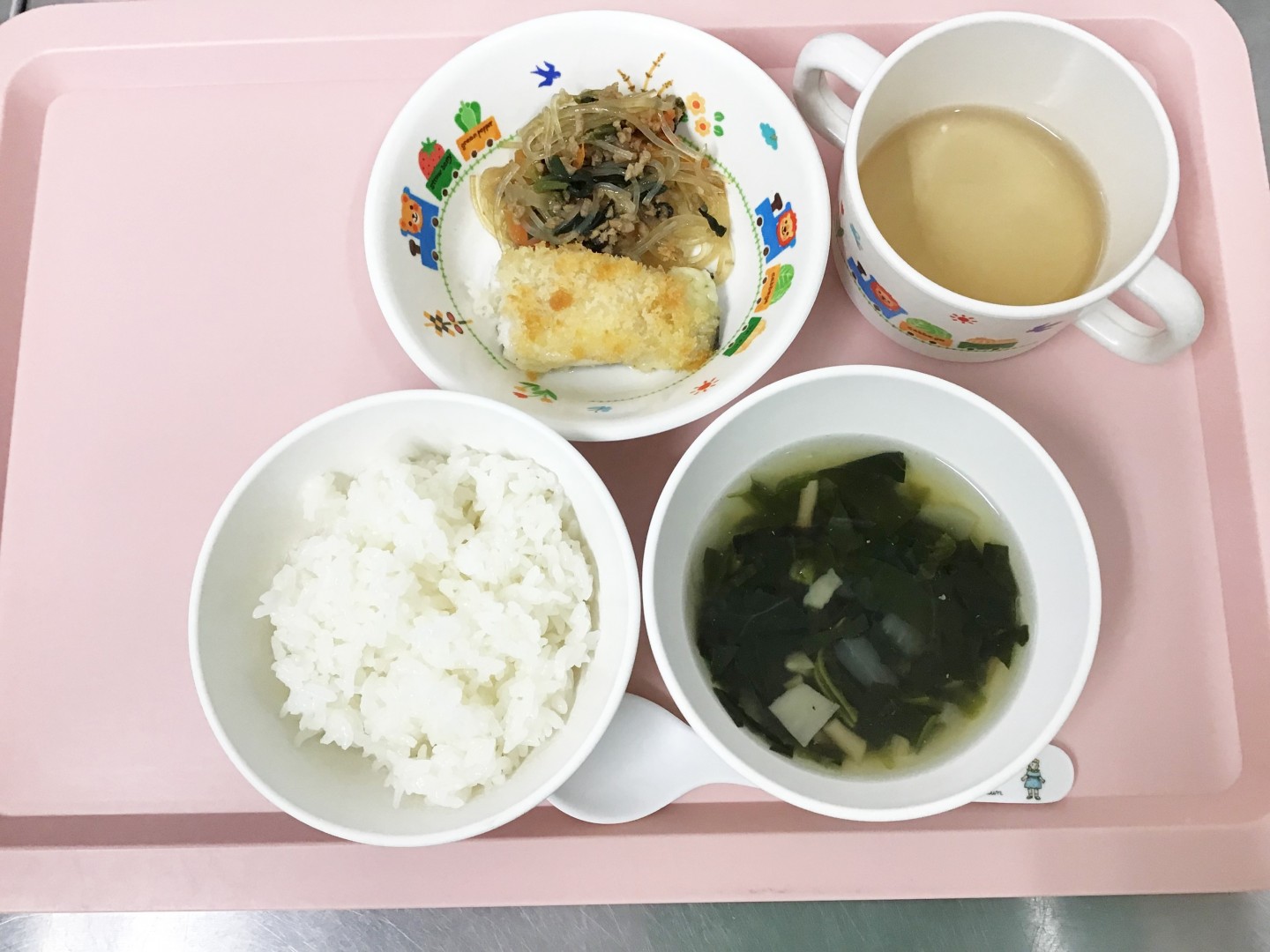 ごはん、魚のパン粉焼き、はるさめのチャプチェ、ほうれん草のちゅうかスープ