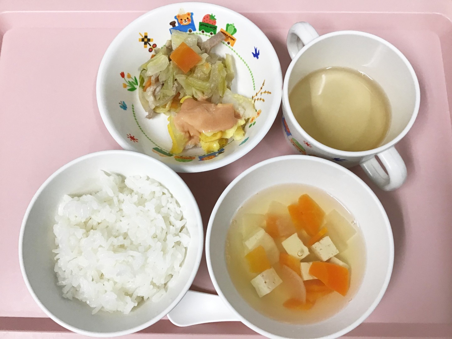 ごはん、魚のピカタ、野菜ソテー、豆腐のすまし汁