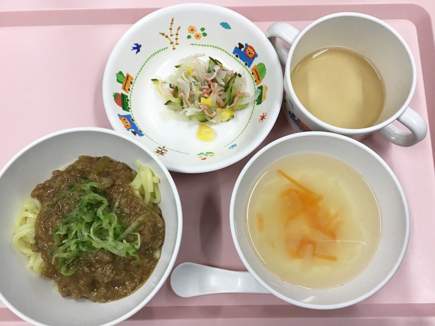ジャージャー麺 きゅうりと大根の酢の物 たまねぎの中華スープ 企業主導型保育園 Fキッズ