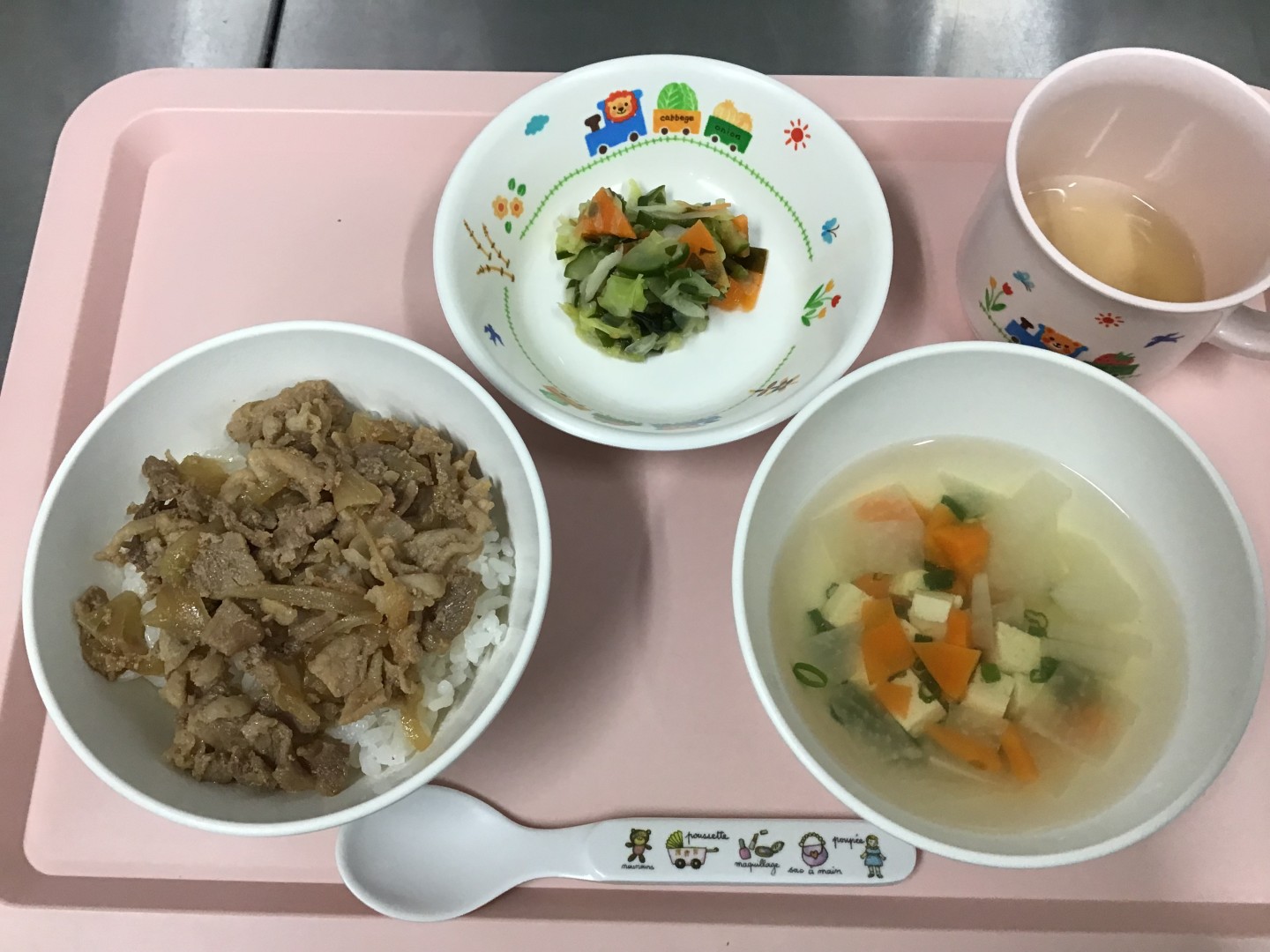 豚丼、わかめごまサラダ、けんちん汁