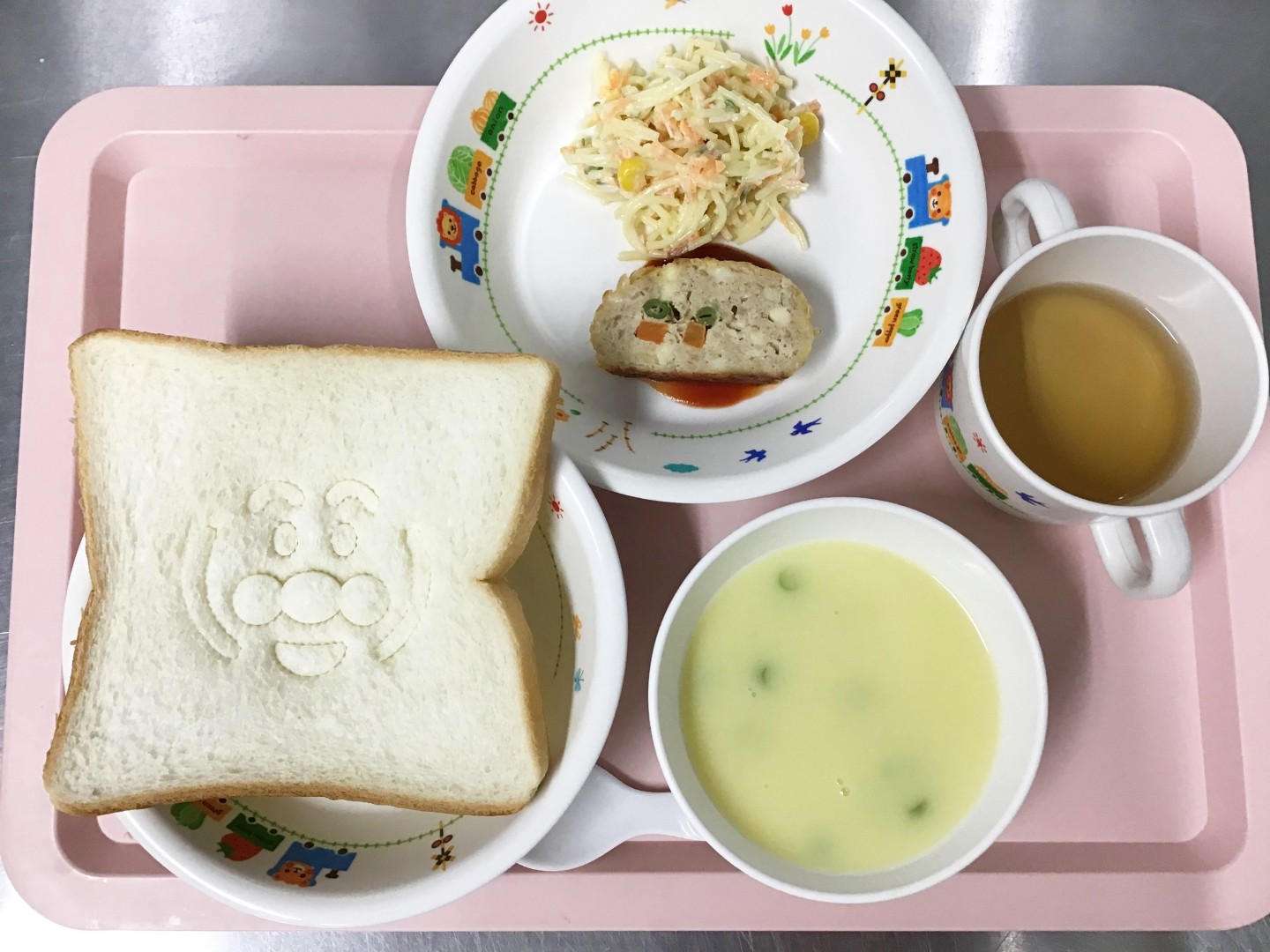 ★誕生会★アンパンマン食パン、ミートローフ、スパサラ、コーンスープ
