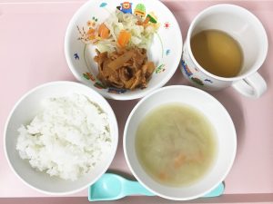 ごはん、豚のケチャップ炒め、中華あえ、たまねぎとにんじんのみそ汁