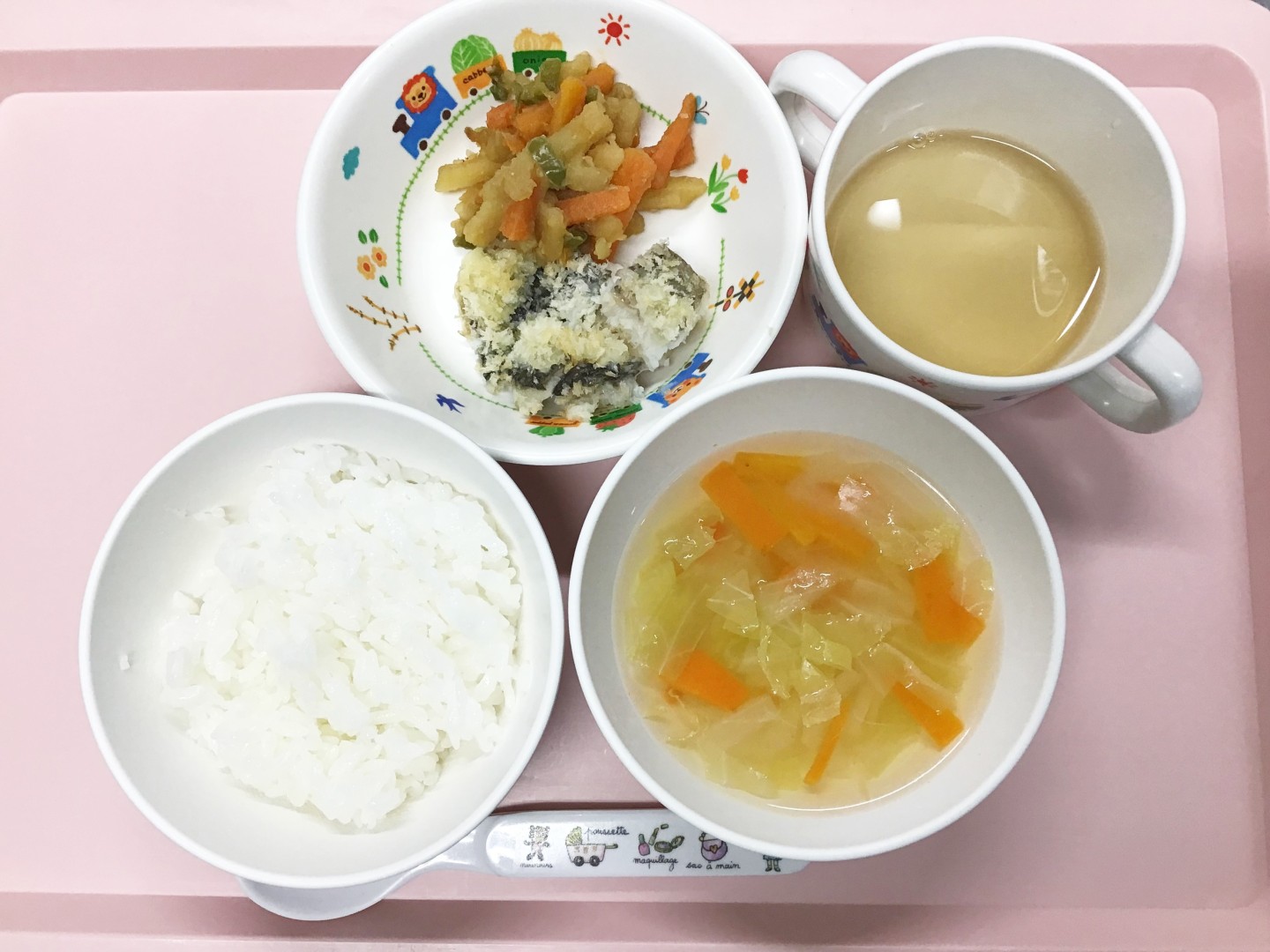 ごはん、魚のパンこ焼き、じゃがいものきんぴら、にんじんの中華スープ