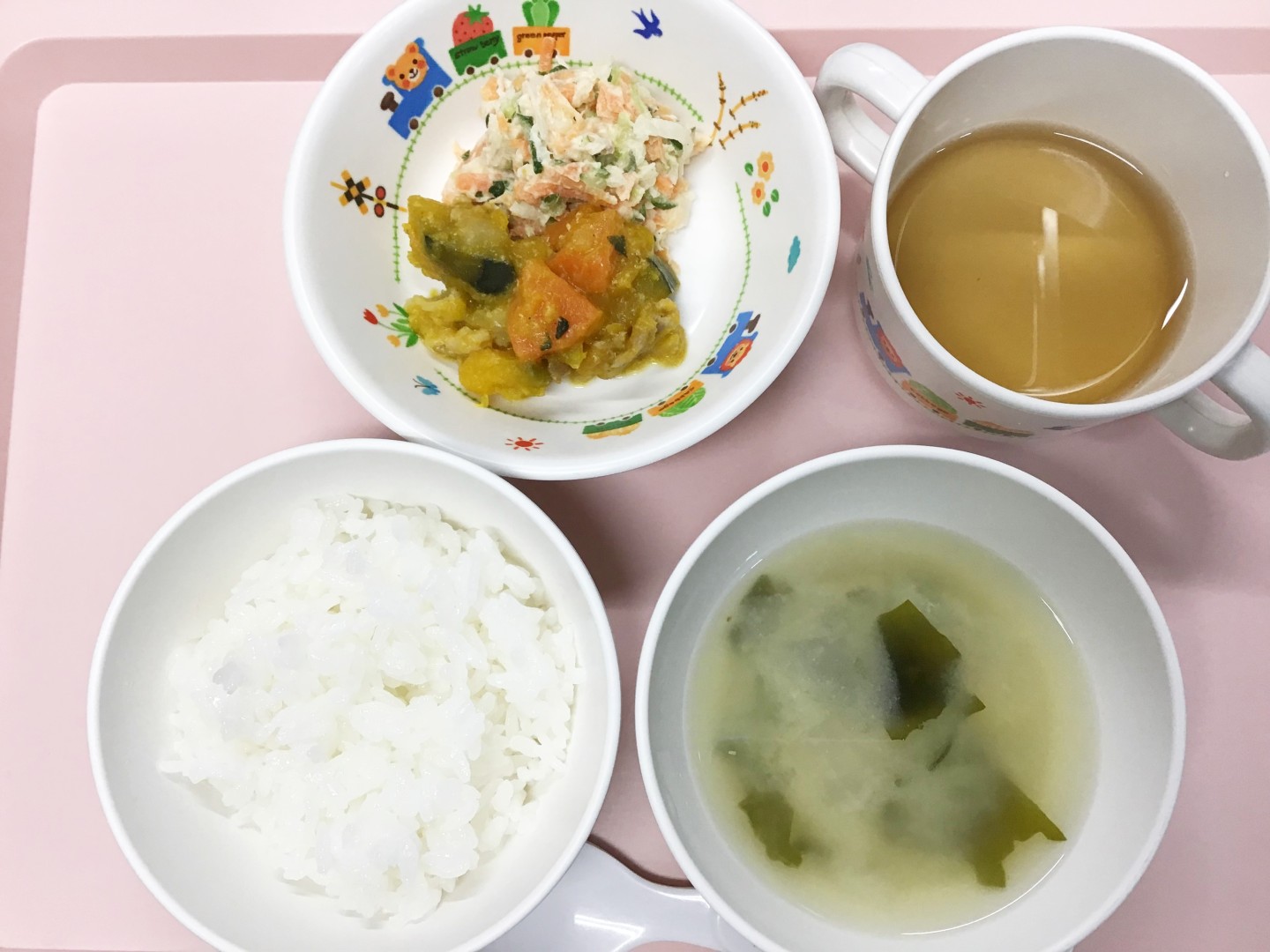 ごはん、かぼちゃと豚肉の煮物、大根のマヨネーズあえ、豆腐のみそ汁
