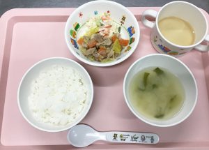 ごはん、豚肉のみそ炒め、白菜マヨサラダ、じゃがいものみそ汁