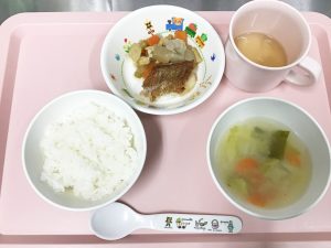 ごはん、魚のみりん焼き、根菜の煮物、白菜のみそ汁