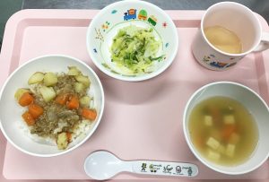 カレーライス、キャベツとじゃこのあえもの、豆腐とわかめの中華スープ