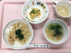 鶏そぼろ丼、ブロッコリーのサラダ、大根とほうれんそうのみそ汁