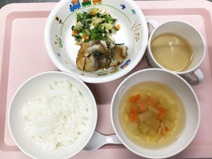 ごはん、サバの竜田揚げ、小松菜と白菜のおひたし、大根とえのきのすまし汁