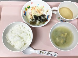 ごはん、魚のみそ焼き、ポテトサラダ、大根のみそ汁