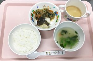 ごはん、魚のみそマヨ焼き、はるさめのチャプチェ、ほうれんそうのみそ汁