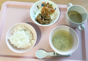 ごはん、肉野菜炒め、ごま味噌あえ、豆腐のみそ汁