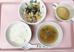 ごはん、鶏と大根の煮物、ごまあえ、中華スープ