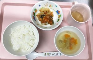 ごはん、魚のピザふう焼き、きんぴら大根、たまねぎとベーコンのスープ