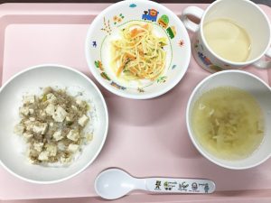 マーボー豆腐丼、スパサラ、えのきとたまねぎのスープ