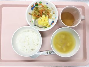 ごはん、魚のタルタル焼き、キャベツのナムル、かぼちゃのみそ汁