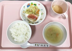 ごはん、魚の煮つけ、野菜ソテー、たまねぎとわかめのみそ汁