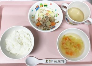 ごはん、豚だいこん、白菜とツナのサラダ、キャベツとベーコンのスープ