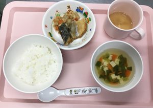 ごはん、サバの竜田揚げ、大根のそぼろ煮、豆腐のすまし汁