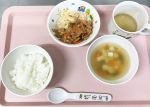 ごはん、豚肉のケチャップ炒め、コールスローサラダ、豆腐とわかめの中華スープ