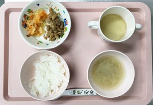 ごはん、鶏のてりやき、大根のマヨネーズあえ、たまねぎと揚げのみそ汁