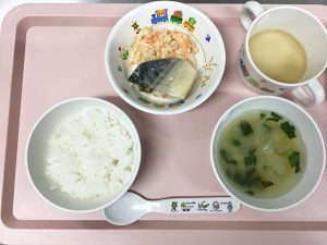 ごはん、魚のみそ煮、大根サラダ、かぼちゃのみそ汁