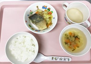 ごはん、サバのたつた揚げ、やさいソテー、大根とわかめのすまし汁