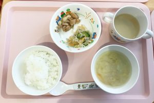 ごはん、鶏のてり焼き、もやしのナムル、大根とにんじんのみそ汁