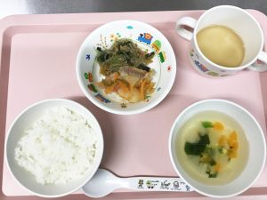 ごはん、魚の南蛮漬け、はるさめのチャプチェ、野菜のコンソメスープ