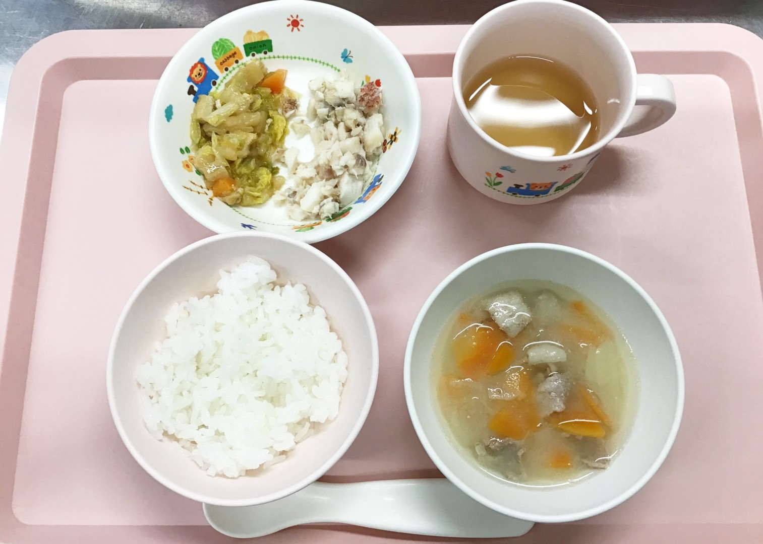 ごはん、魚のマヨネーズ焼き、白菜とあげの煮物、とん汁