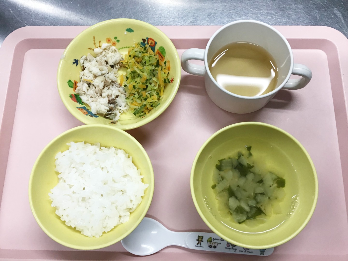 ごはん、カレイのみりん焼き、野菜の甘酢あえ、大根のすまし汁