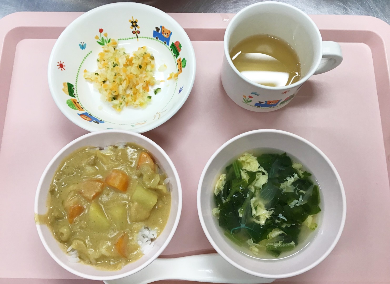 カレーライス、野菜のあまずあえ、かきたまスープ