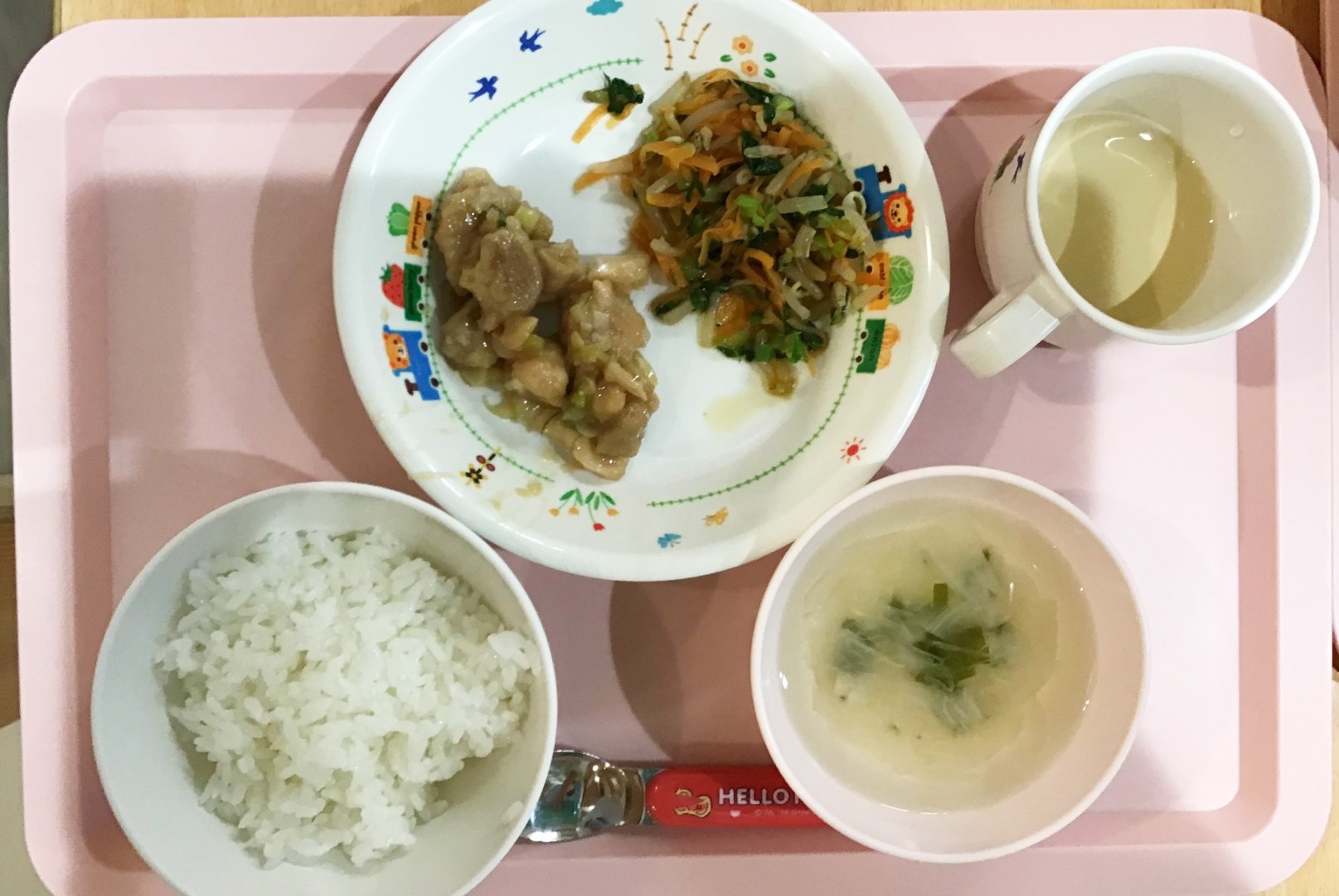 ごはん、ユーリンチー、三色ナムル、ワカメとたまねぎのすまし汁
