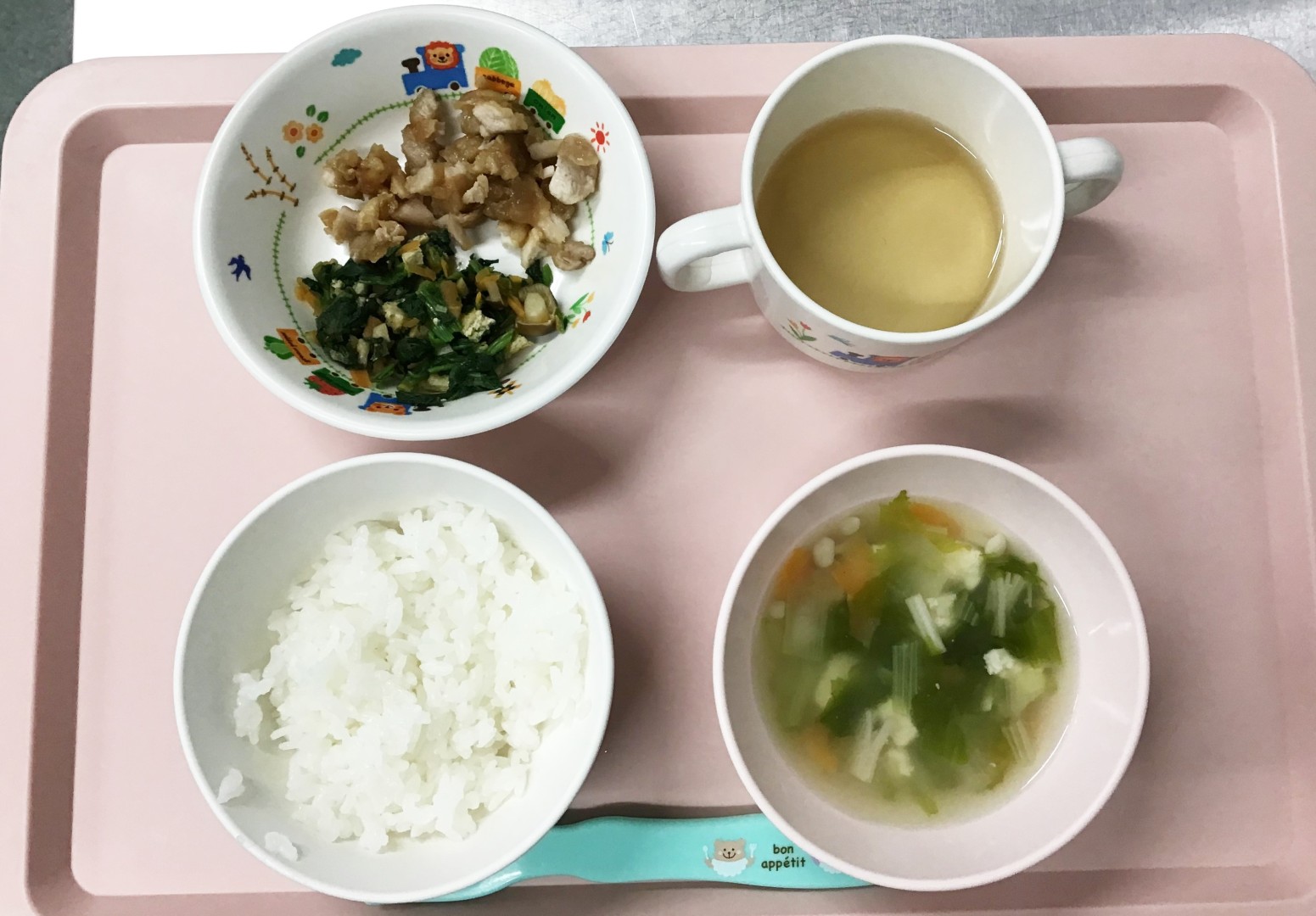 ごはん、鶏のからあげ、ほうれんそうとしめじのおひたし、ナッパのみそ汁