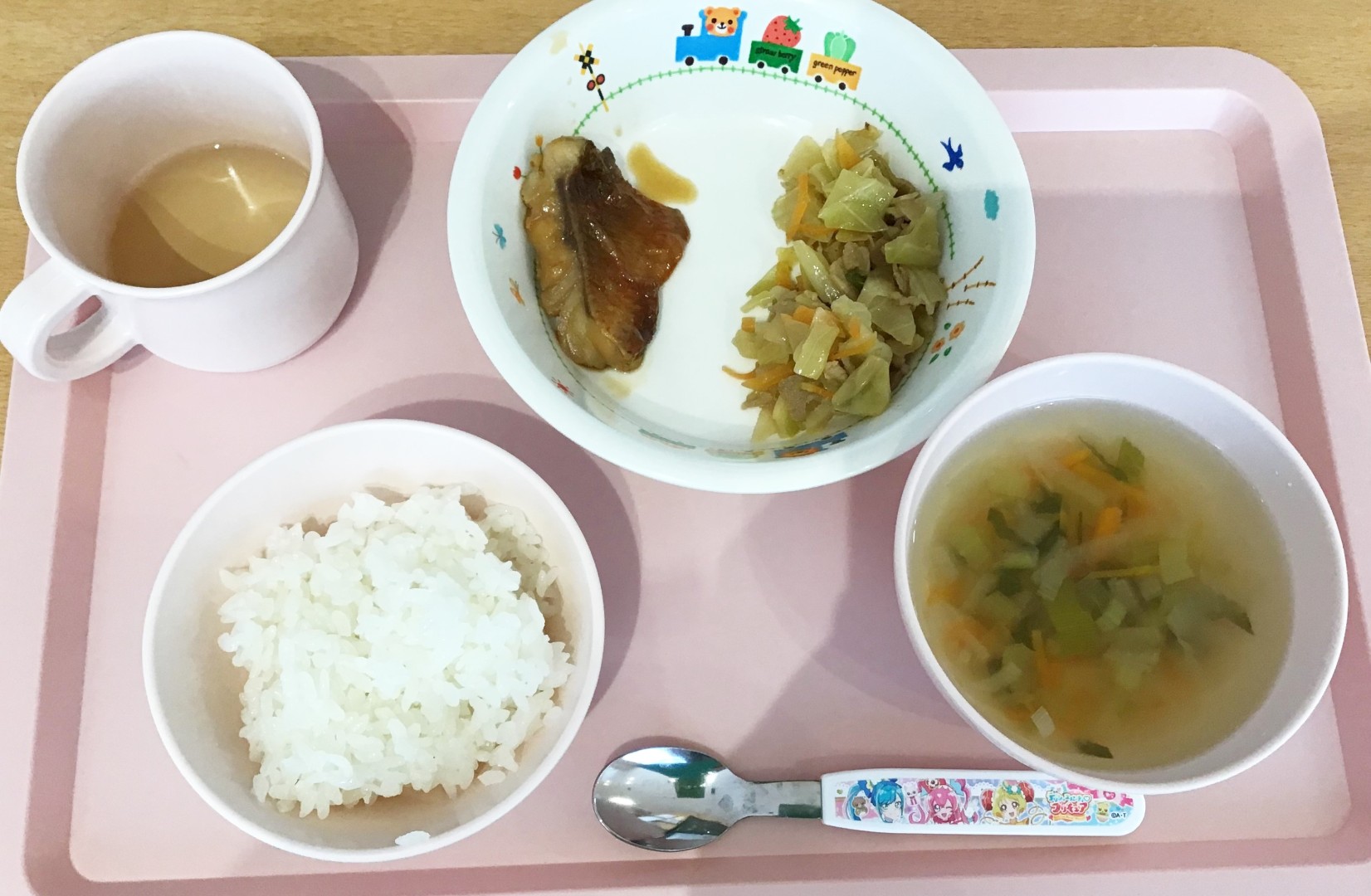 ごはん、赤魚の煮つけ、野菜いため、野菜のコンソメスープ