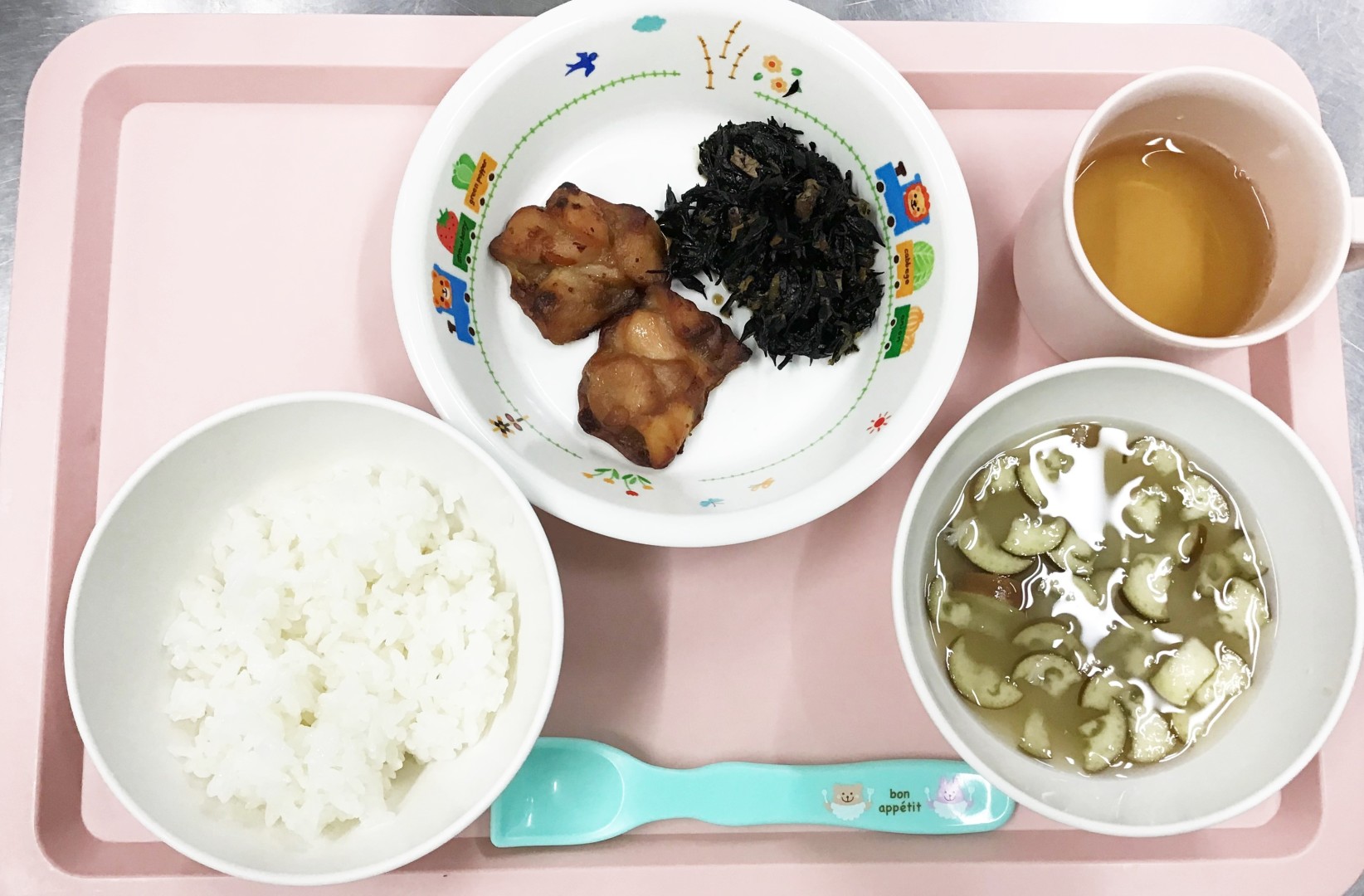 ごはん、鶏のからあげ、ひじきの煮物、なすのみそ汁