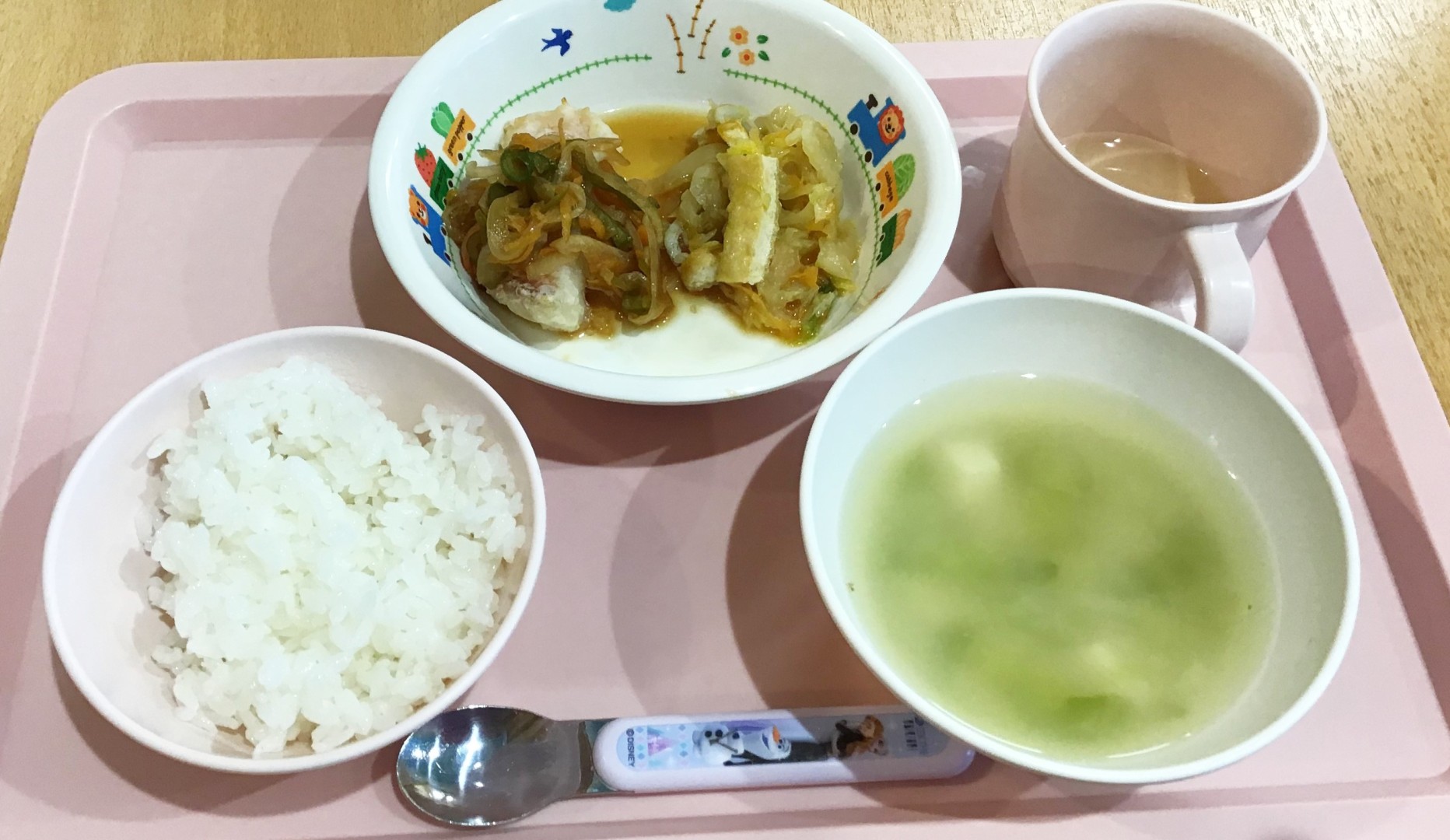 ごはん、魚のなんばん漬け、はくさいとあげの煮物、豆腐のみそ汁