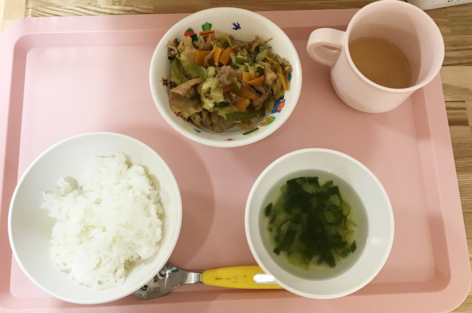 ごはん、肉野菜いため、こまつなのコンソメスープ