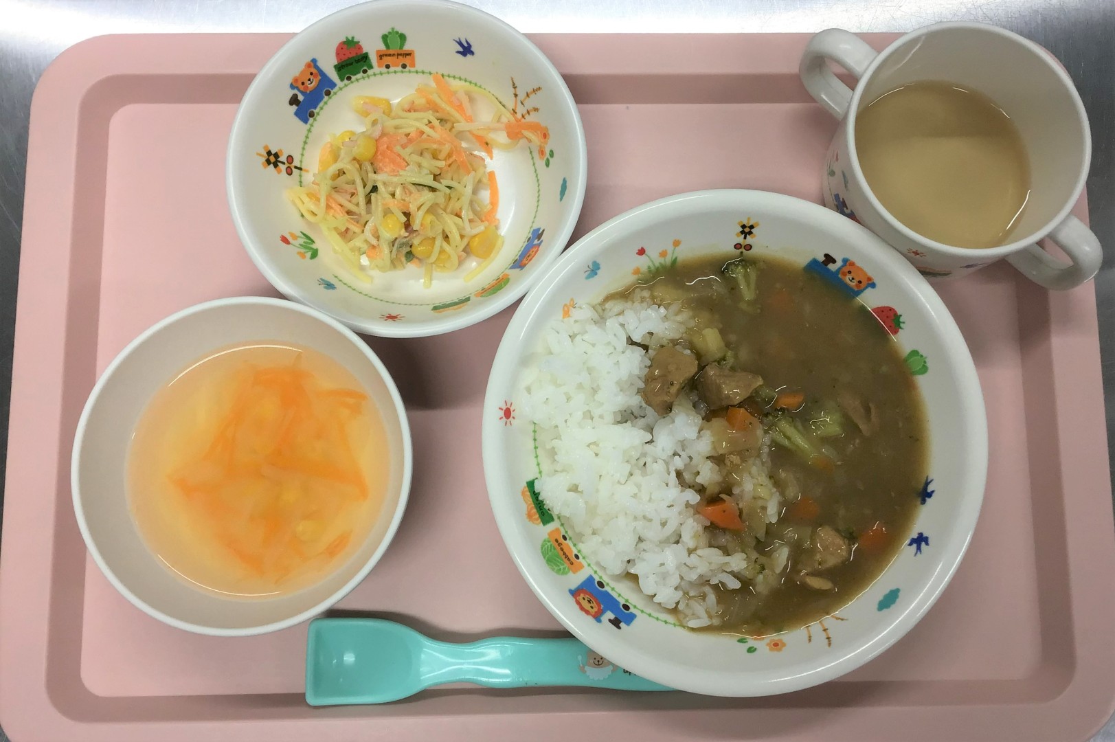 ごはん、チキンカレー、スパサラ、たまねぎコーンのコンソメスープ