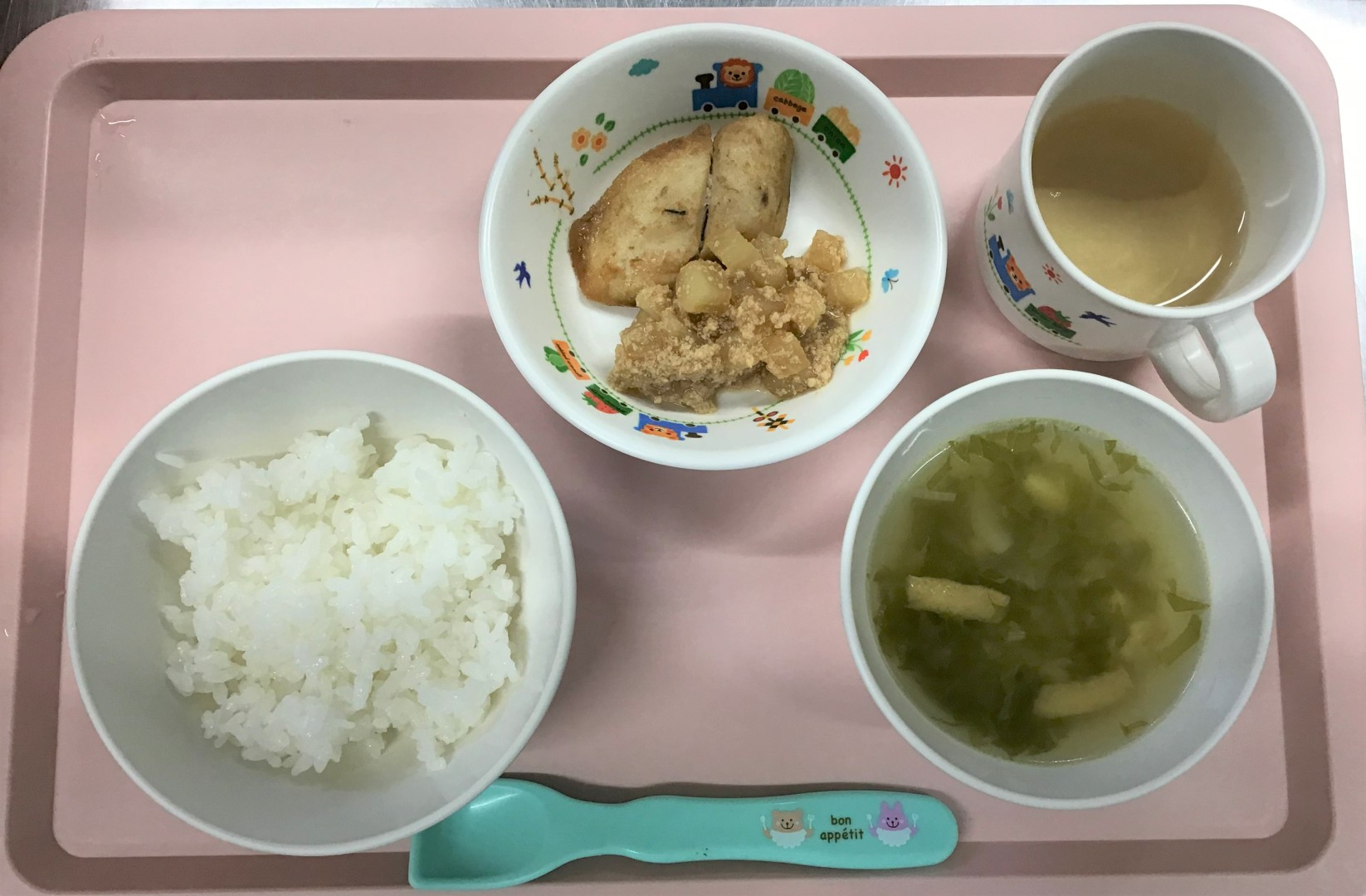 ごはん、魚のしょうが焼き、だいこんのそぼろ煮、ナッパとあつあげのみそ汁