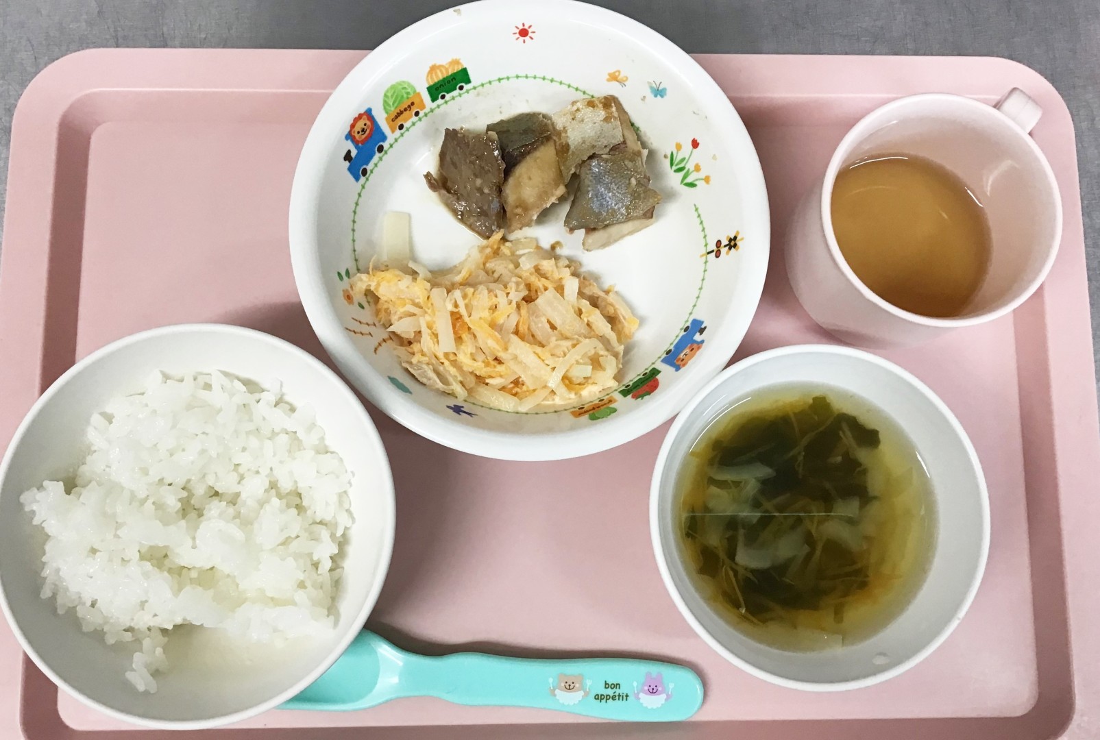 ごはん、ぶりのてり焼き、だいこんのマヨネーズあえ、ワカメとたまねぎのすまし汁