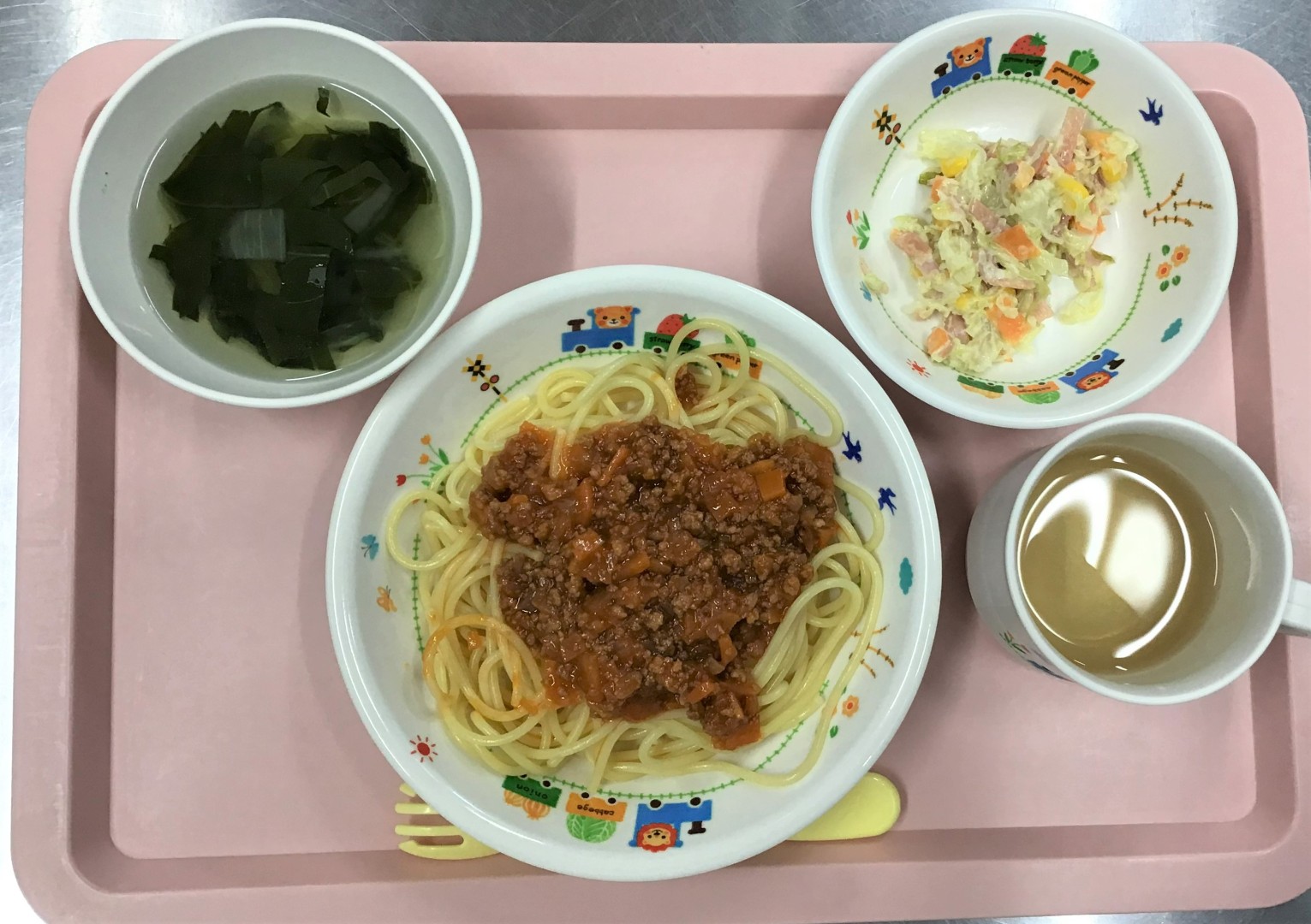 ミートスパゲッティ、コールスローサラダ、ほうれんそうのスープ