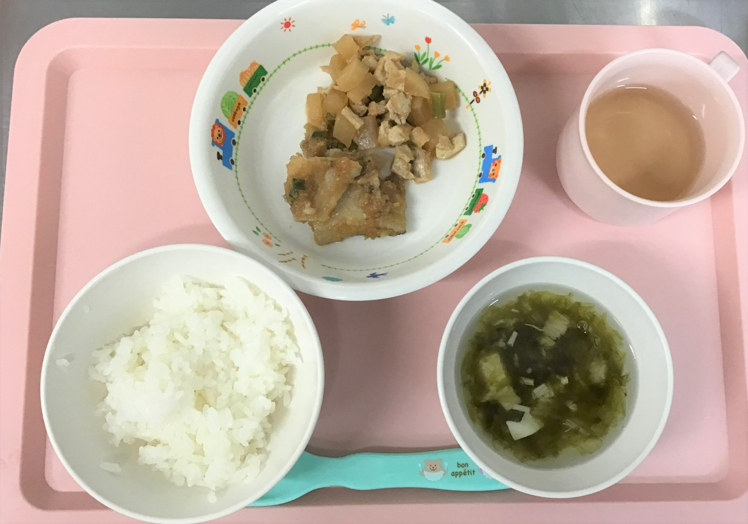 ごはん、カレイのおろし煮、だいこんとあげの煮物、とうふとあおさのすまし汁