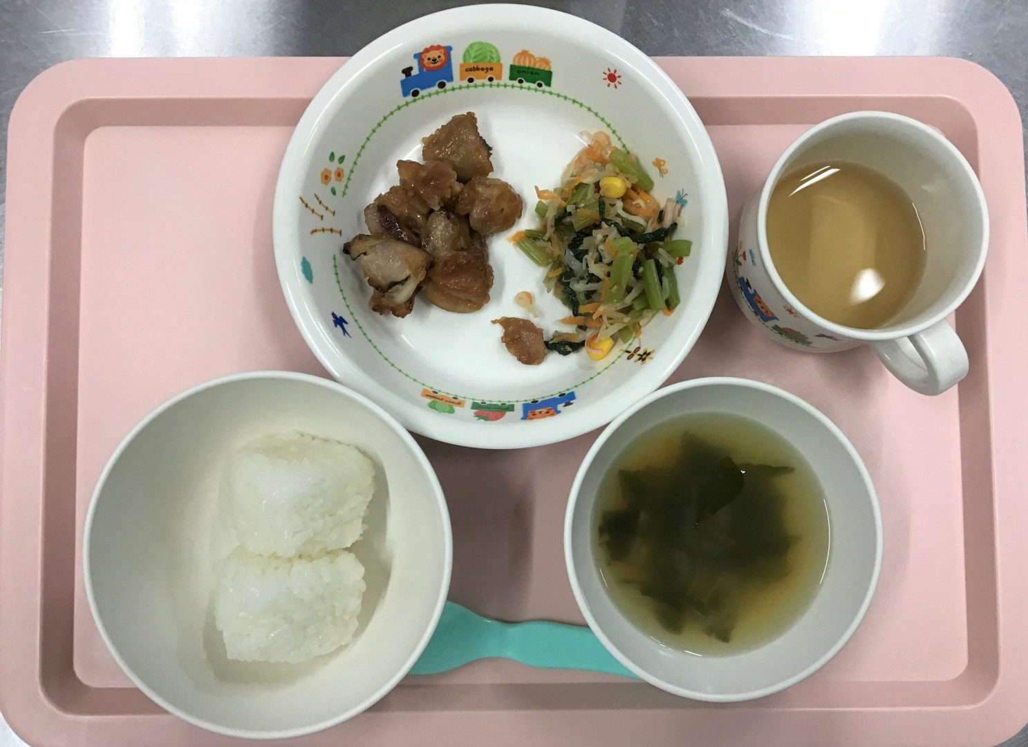 おにぎり、とりのから揚げ、五色あえ、ちゅうかスープ