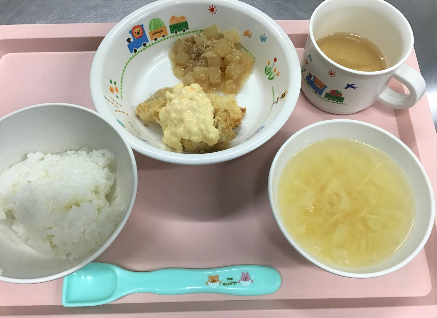 ごはん、さかなフライ、だいこんのそぼろ煮、やさいスープ