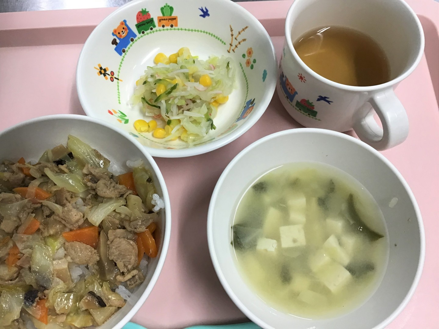 ちゅうか丼、きゅうりとだいこんの酢の物、とうふのみそ汁